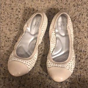 Flats with cushion inserts